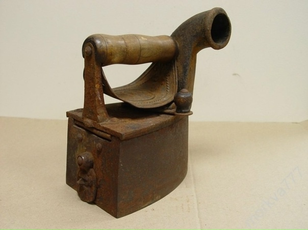 Загадка старинного утюга. На нём – портрет Льва Толстого или кого-то другого?