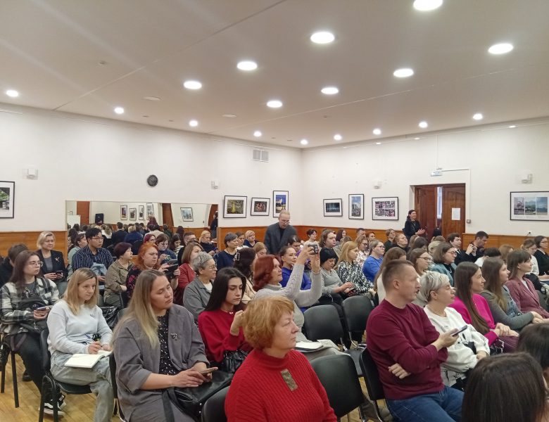 Что важнее – тараканы на остановке автобуса или убедить лайкнуть «по-братски»?