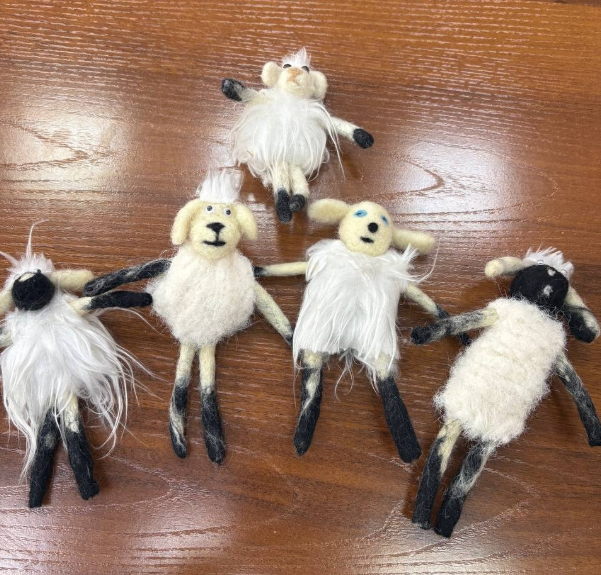 Хорошие люди Сибири изготовили брошки в виде овечек