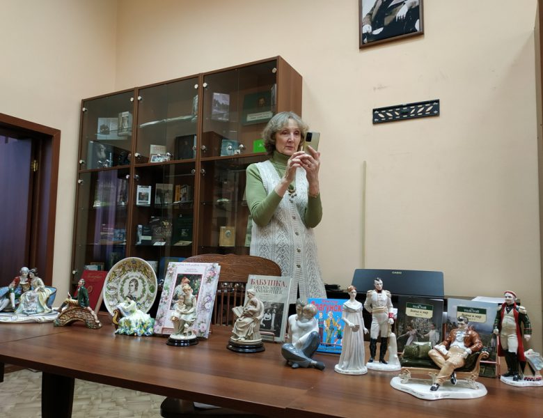 Вечер в библиотеке: как фарфор и семейное чтение оживляют классику